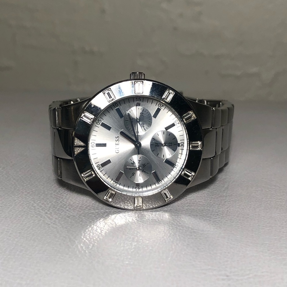 Guess classic silver watch